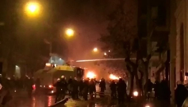 Πεδίο μάχης η Στουρνάρη: Κατέβασαν τον «Αίαντα» για να σπάσουν τα οδοφράγματα! Ζωντανή εικόνα